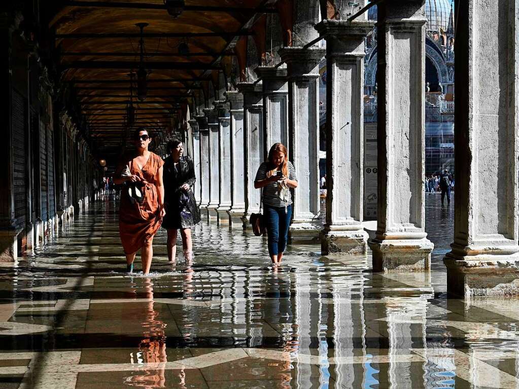 In Venedig stehen manche Straen und Pltze unter Wasser.