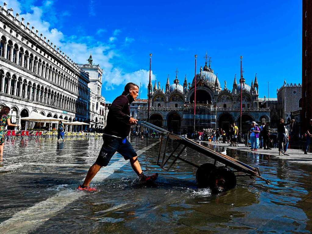 In Venedig stehen manche Straen und Pltze unter Wasser.