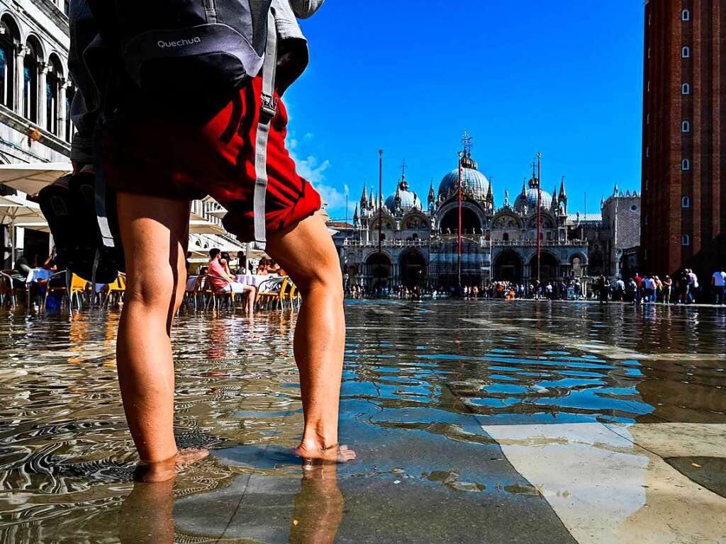 In Venedig stehen manche Straen und Pltze unter Wasser.