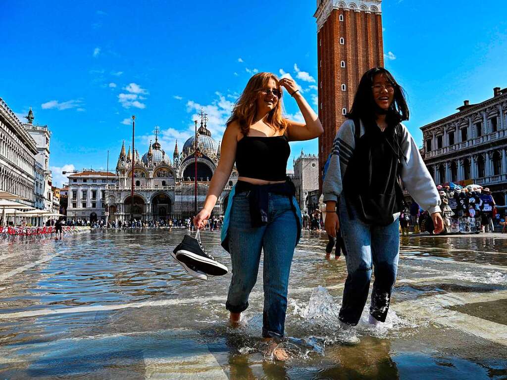 In Venedig stehen manche Straen und Pltze unter Wasser.