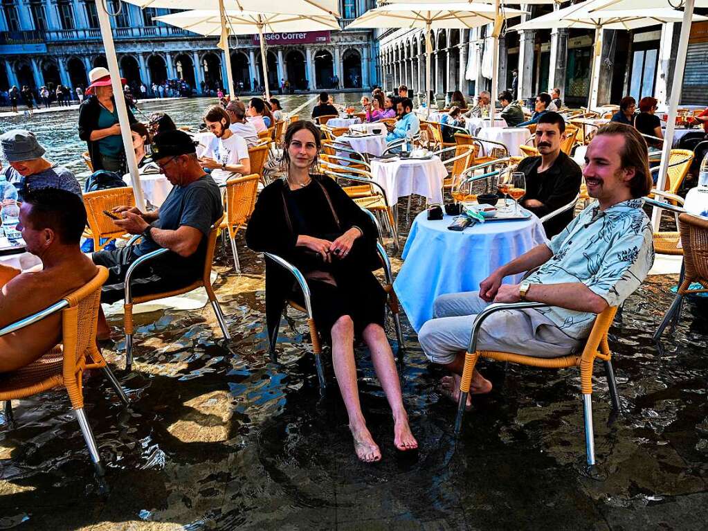 In Venedig stehen manche Straen und Pltze unter Wasser.