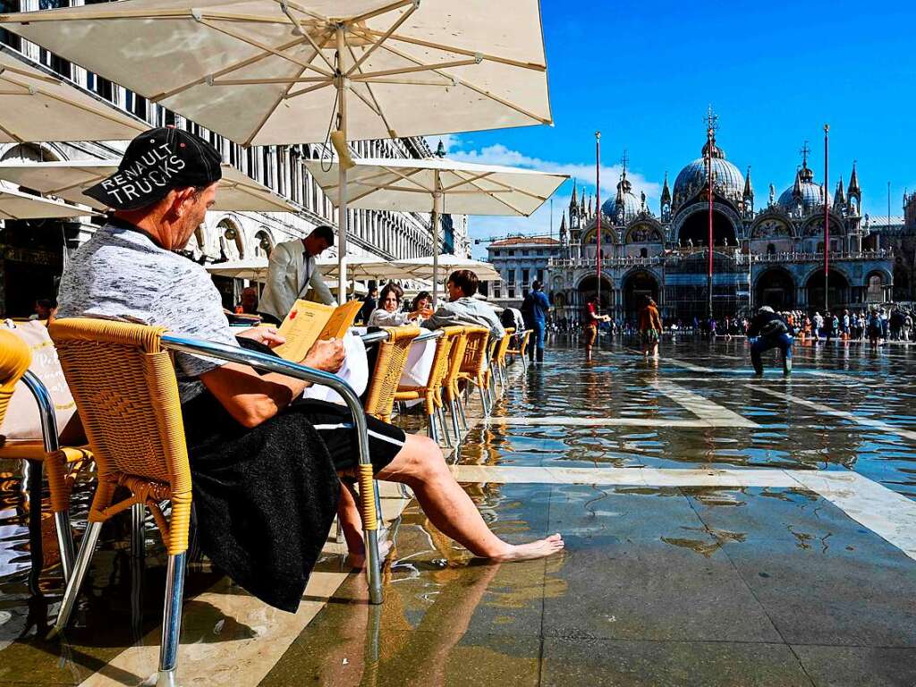 In Venedig stehen manche Straen und Pltze unter Wasser.