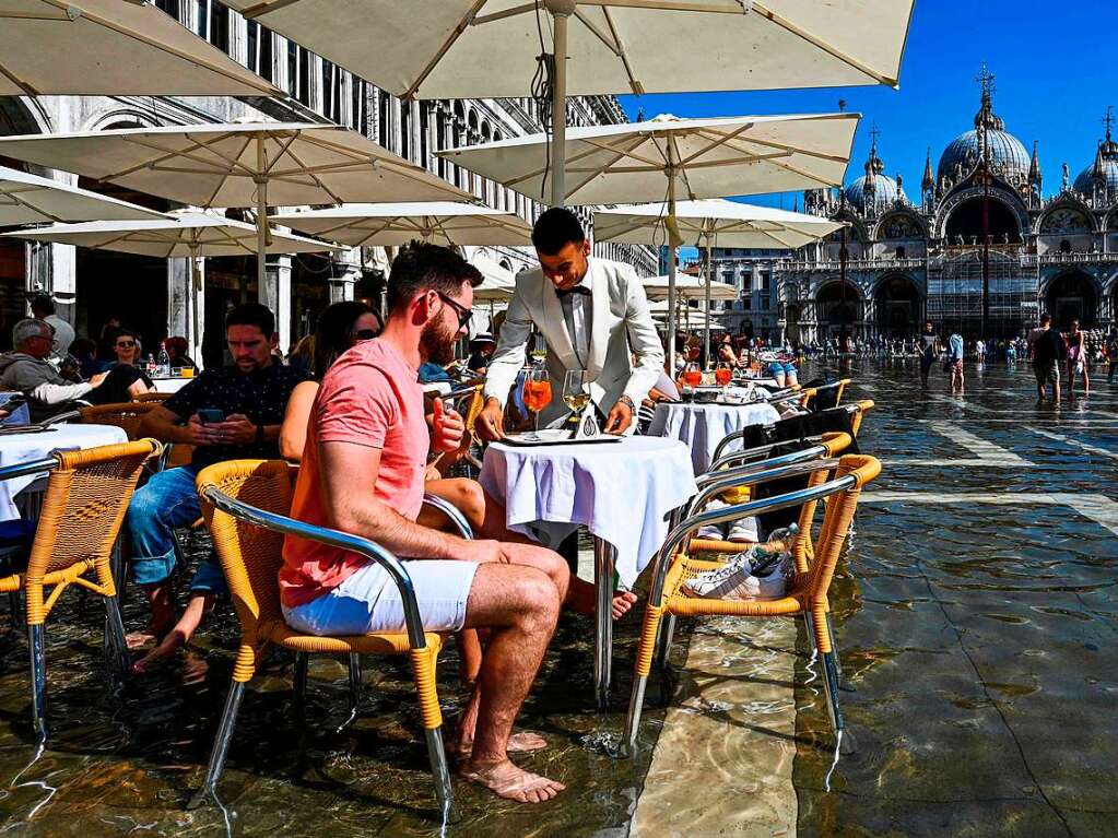 In Venedig stehen manche Straen und Pltze unter Wasser.