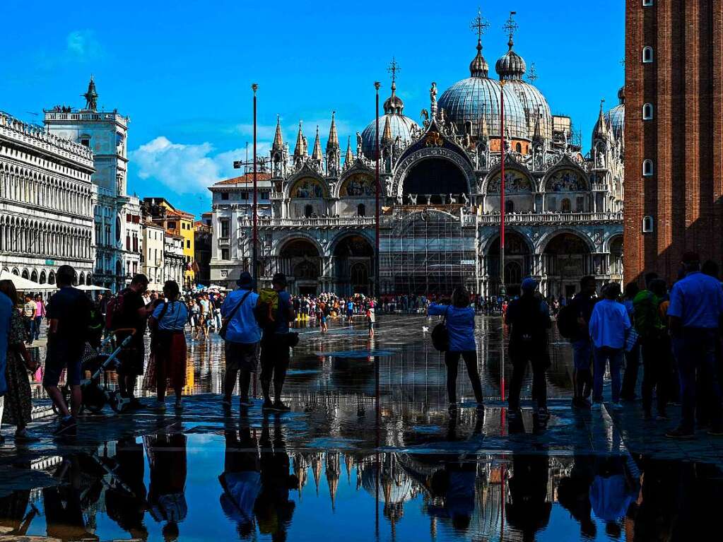 In Venedig stehen manche Straen und Pltze unter Wasser.