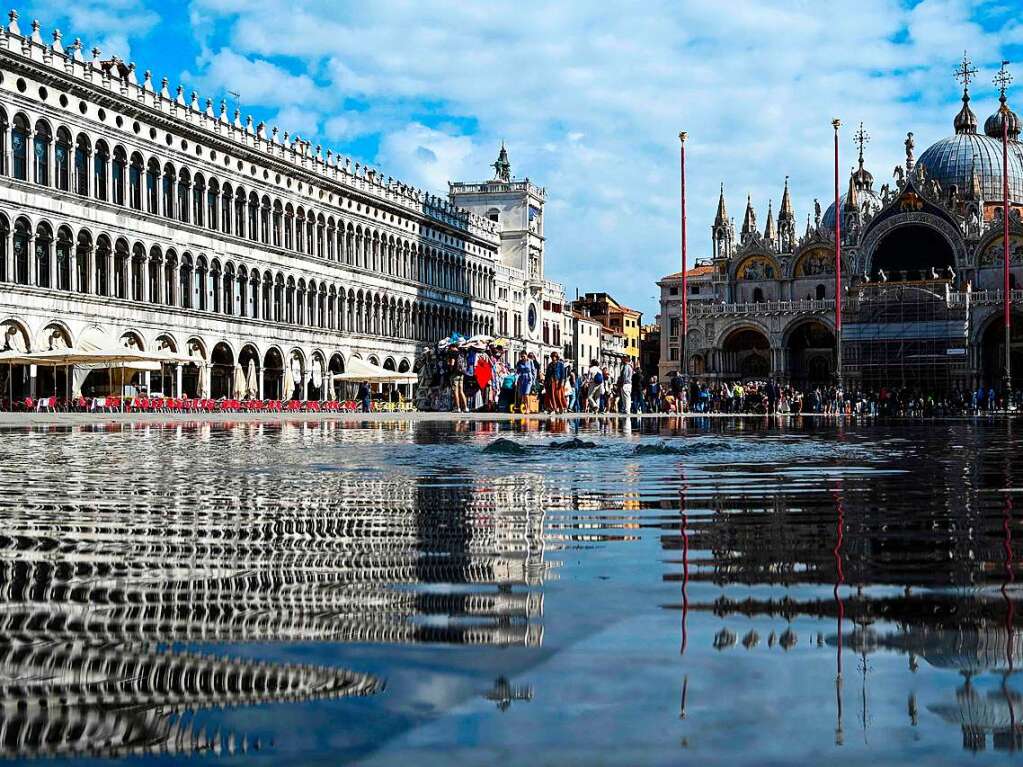 In Venedig stehen manche Straen und Pltze unter Wasser.