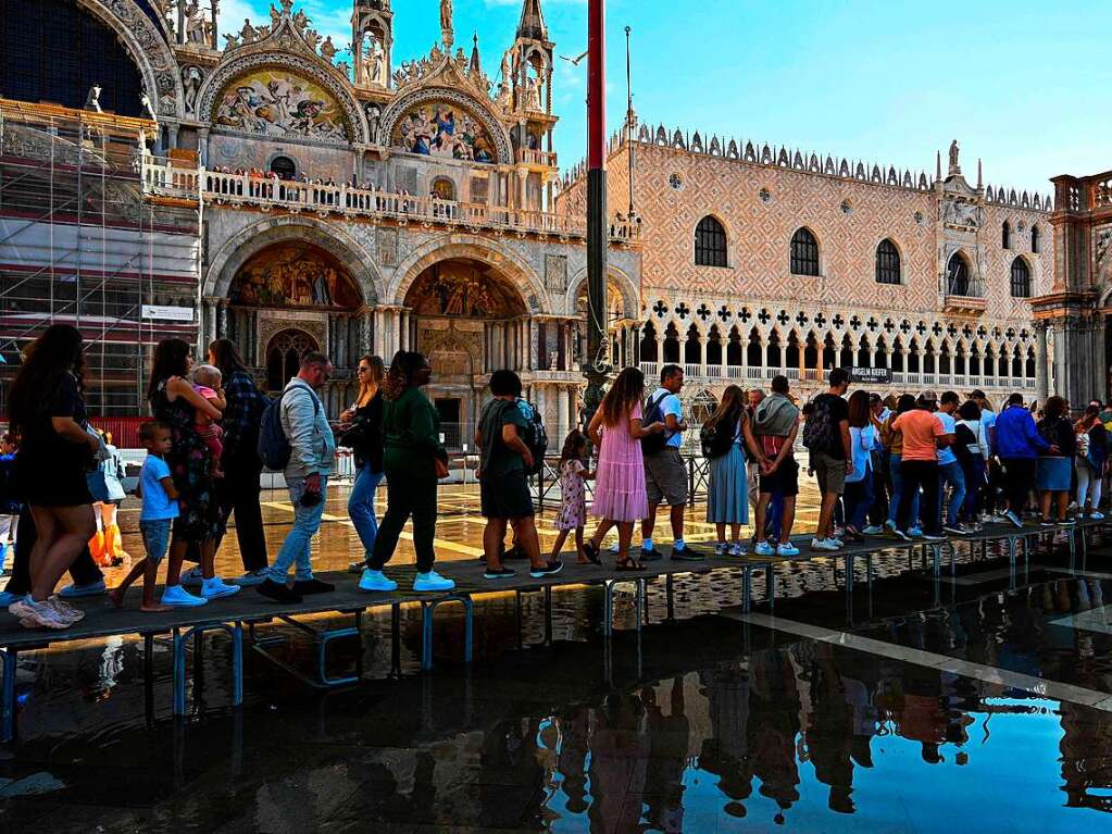 In Venedig stehen manche Straen und Pltze unter Wasser.