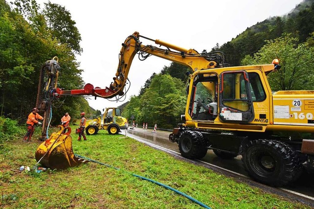 Vier bis fnf Meter tief wird gebohrt,...erabfallende Felsbrocken halten kann.   | Foto: Kathrin Blum