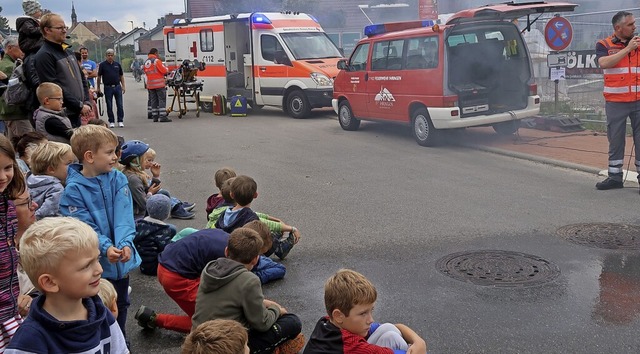 Auch viele Kinder verfolgten aufmerksam die Rettungsbung in Ihringen.  | Foto: Christine Weirich