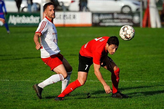 Ein Punkt, der keinem wirklich weiterh...Orschweier um Spielertrainer mit Sen.  | Foto: Bettina Schaller