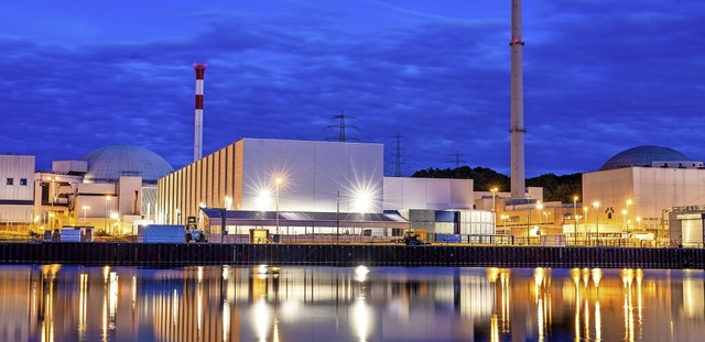 Das Kernkraftwerk Neckarwestheim spieg...eckarwestheim 2 in Baden-Wrttemberg.   | Foto: Christoph Schmidt