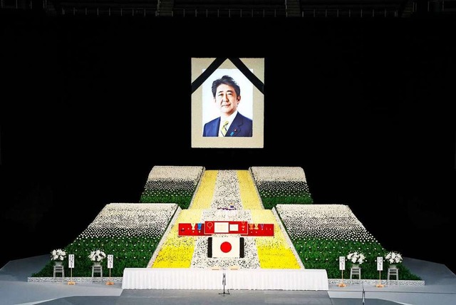 Vertreter aus rund 200 Staaten und Reg...berlebensgroen Foto von Shinzo Abe.   | Foto: TAKASHI AOYAMA (AFP)