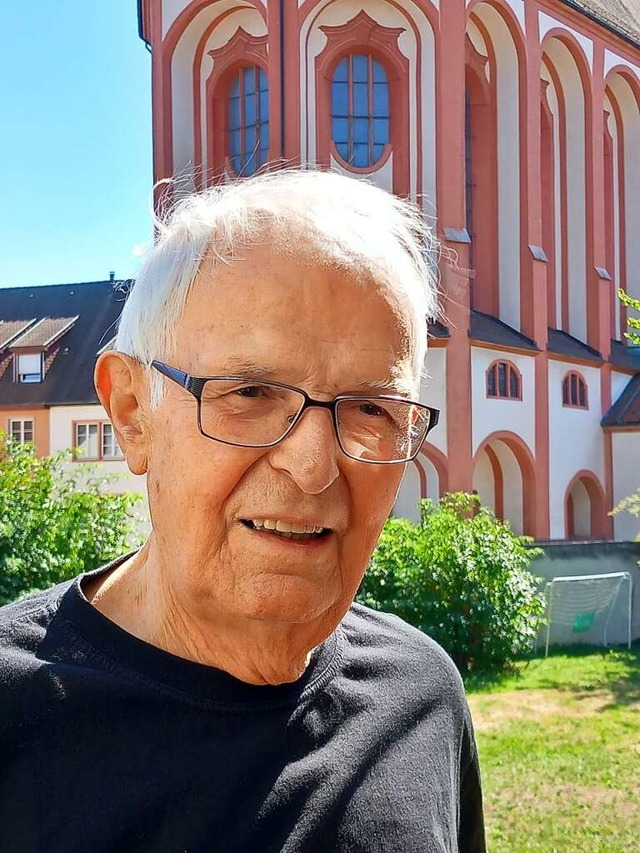 Arnold Becker im August auf dem Balkon.... Im Hintergrund das Fridolinsmnster.  | Foto: Axel Kremp