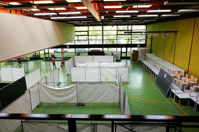 Die Sporthalle des Schulzentrums wird ...bringung von Geflchteten vorbereitet.  | Foto: Anton Schuler