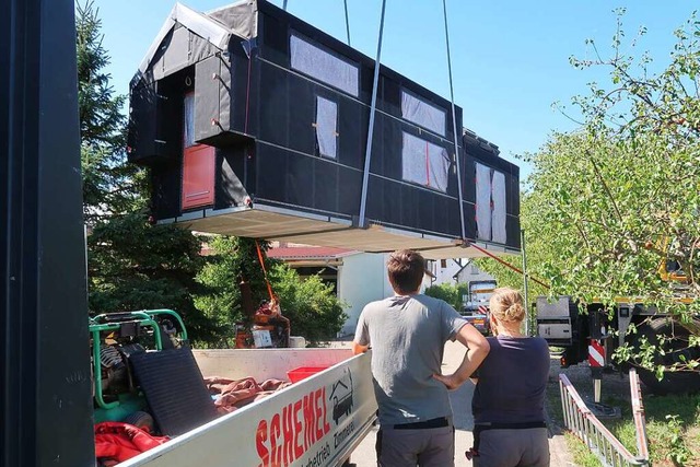 An Nylonbndern schwebt das Tiny House..., elf Meter lang und 3,60  Meter hoch.  | Foto: Christine Weirich