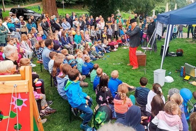Silvia Kraus erhält bei Kinderfest die Waldkircher Stadtrechtsmedaille