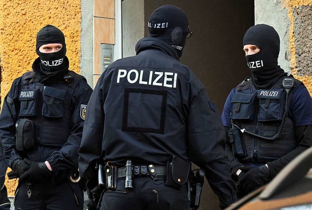 Die Bundespolizei durchsuchte am Mittw...tsttten in acht Stdten (Symbolfoto).  | Foto: Martin Schutt (dpa)