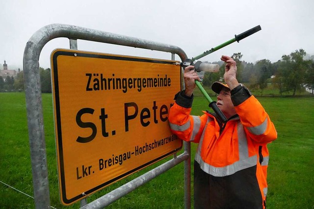 Hubert Mder, 63, tauscht an der Zhringer Strae Schild eins von sechs aus.  | Foto: Philipp Schulte