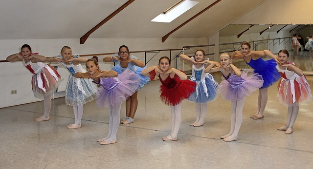 Nur noch wenige Wochen bis zum groen ...von Ballettschlerinnen bei den Proben  | Foto: Christine Speckner