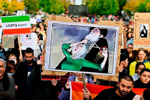 Auch in Berlin gingen am Mittwoch Mens...rotestierenden im Iran auf die Strae.  | Foto: JOHN MACDOUGALL (AFP)