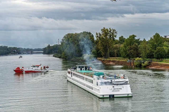 Hubschrauber und das Lschboot Europa ...z bei der deutsch-franzsischen bung.  | Foto: Stadt Kehl