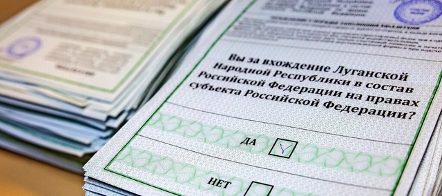Ein Ja fr den Beitritt zu Russland: Stimmzettel aus dem Gebiet Luhansk  | Foto: IMAGO/Alexander Reka