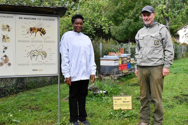 Imker Willy Kinzy mit der nigerianischen Studentin Ivie Obamwonyi  | Foto: Thomas Loisl Mink