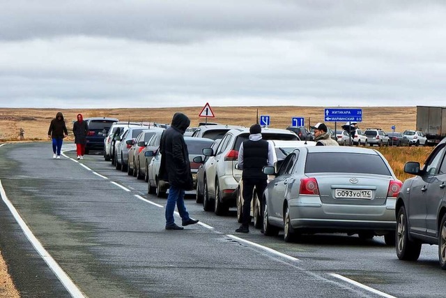 Verkehrsstau an der Grenze zu Kasachstan  | Foto: Uncredited (dpa)