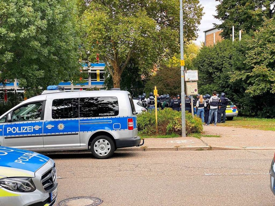Polizeikräfte im Einsatz bei der Kehler Berufsschule in der Karlstraße  | Foto: Einsatz-Report24