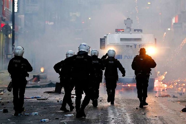 Mit dem Niederknppeln von Protesten kennt sich die trkische Polizei aus.  | Foto: Tolga Bozoglu