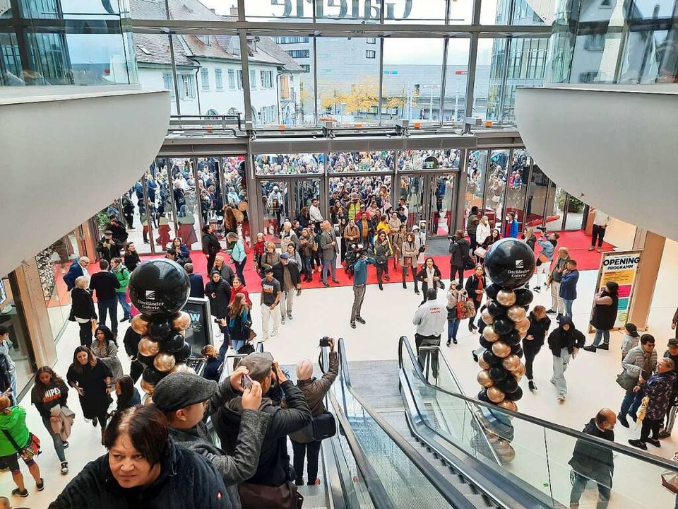 Am Eröffnungstag der Dreiländergalerie in Weil herrscht reger Andrang ...