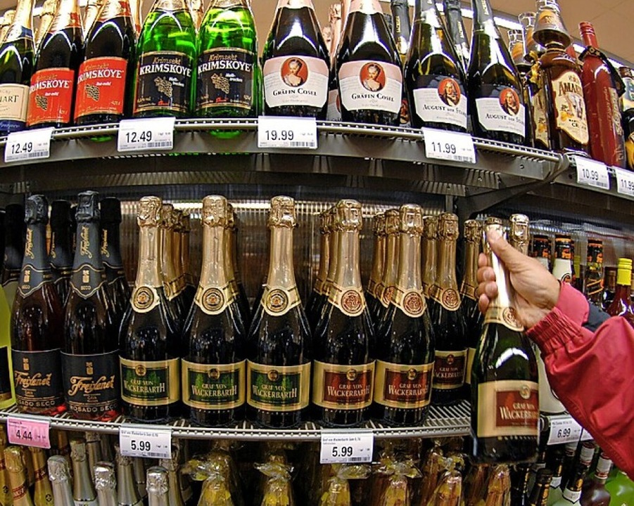 Das Verkaufsverbot  von Alkohol an Jugendliche wird oft nicht beachtet.  | Foto: A3528 Armin Weigel