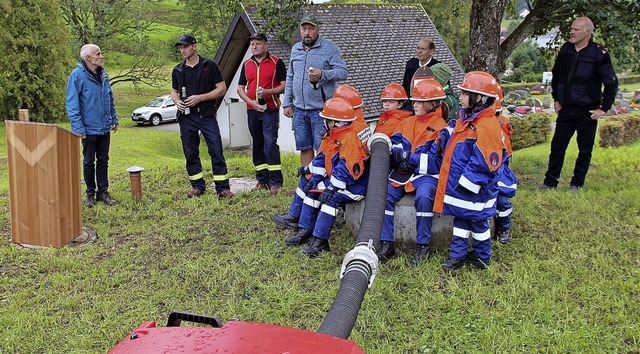 Die Jugendfeuerwehr demonstrierte ansc...kt eine  Wasserentnahme aus den Tanks.  | Foto: Rolf-Dieter Kanmacher