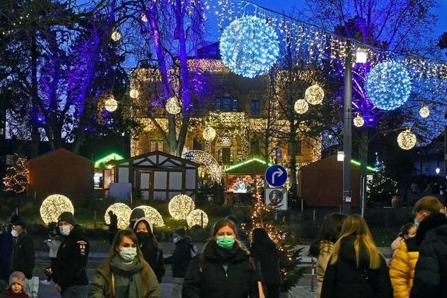 Der Lichterglanz auf dem Freiburger Weihnachtsmarkt wird reduziert