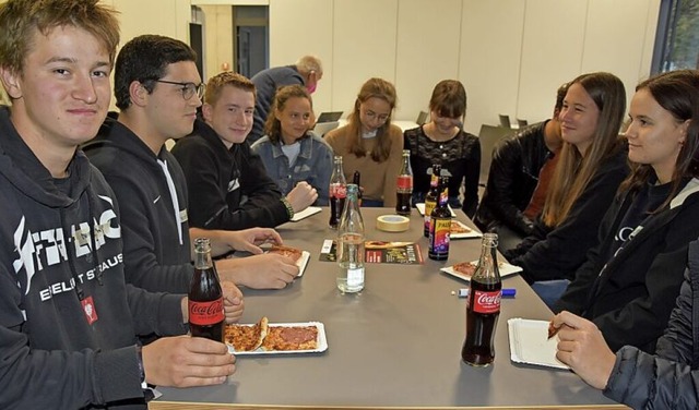 Politik und Pizza: So lautete das Form...ichen mit den Kandidaten austauschten.  | Foto: Andrea Steinhart