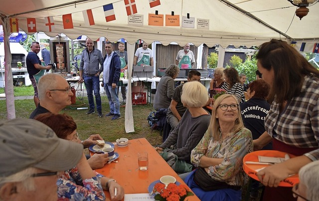 Im Festzelt hingen die Fahnen der Herkunftsnationen der Gartenfreunde.  | Foto: Hubert Bleyer