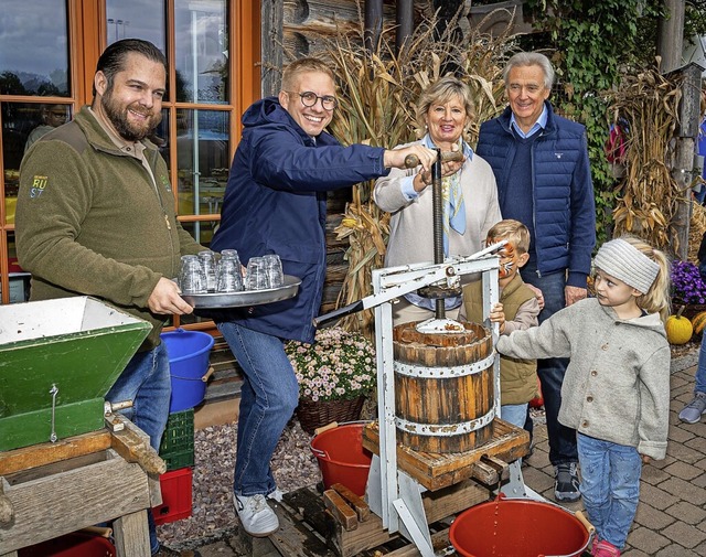 Apfelsaft trotten fr die Kinder: Rang... Klare, Mauritia Mack und Jrgen Mack.  | Foto: Bernhard Rein/Einfach helfen