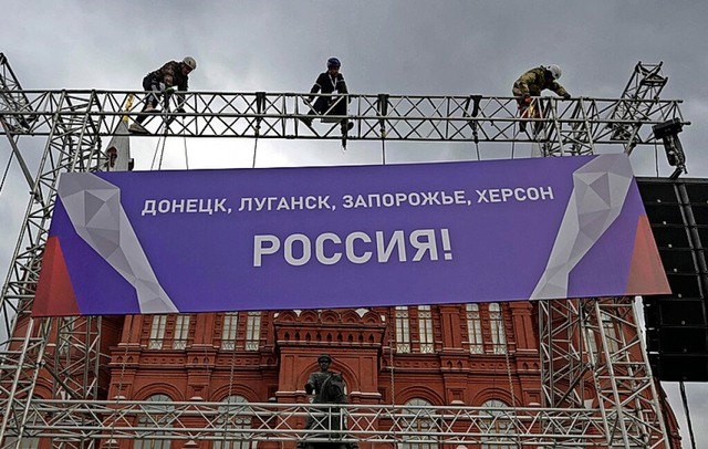 Ein Banner mit der Parole  &#8222;Done...d am Roten Platz in Moskau angebracht.  | Foto: NATALIA KOLESNIKOVA (AFP)