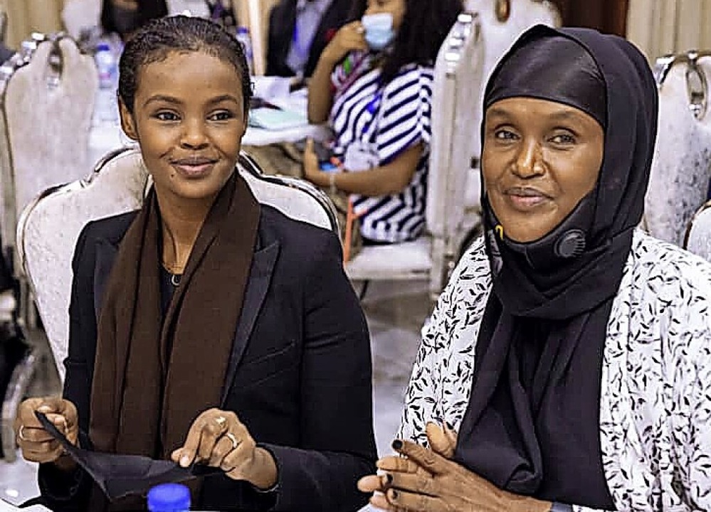 Die somalischen Menschenrechtlerinnen Ilwad Elman (l.) und Fartuun Adan  | Foto: Courtesy of Elman Peace (dpa)