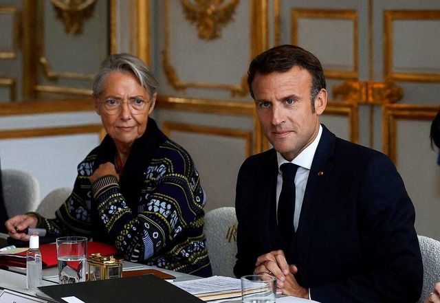 Die eine pragmatisch, der andere edel:...th Borne und Prsident Emmanuel Macron  | Foto: Benoit Tessier (dpa)