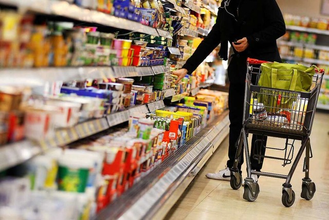 Gerade Lebensmittel sind im September teurer geworden.  | Foto: Oliver Berg (dpa)