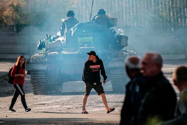 Ukrainische Panzer im krzlich zurckeroberten Kupjansk in der Region Charkiw  | Foto: YASUYOSHI CHIBA (AFP)