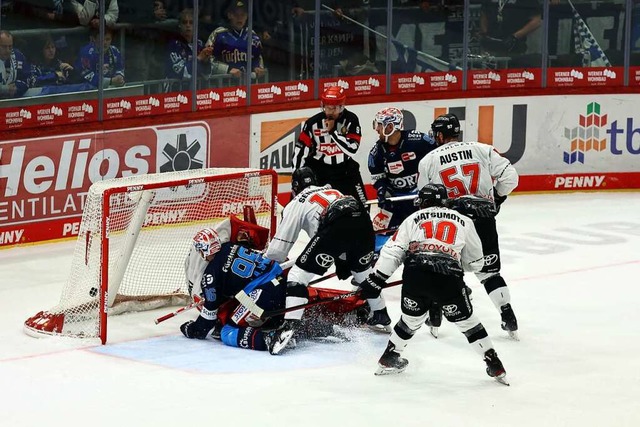 Tor fr die Wild Wings: Tylor Spink (l...ninger gegen Kln mit 1:0 in Fhrung.   | Foto: Joachim Hahne