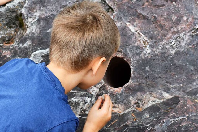 Was verbirgt sich hinter diesem Loch? Kleine Entdecker auf dem Achatweg  | Foto: Silke Kohlmann
