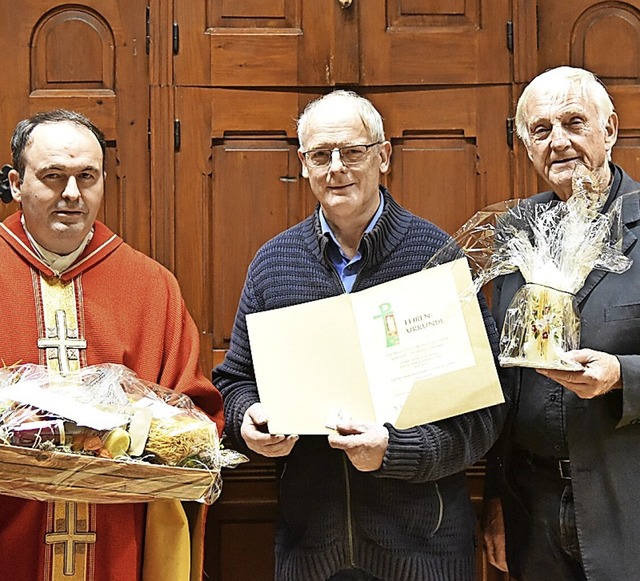 <BZ-FotoAnlauf>Katholische Kirche:</BZ...er (links) und  Gerhard Kaiser geehrt.  | Foto: privat