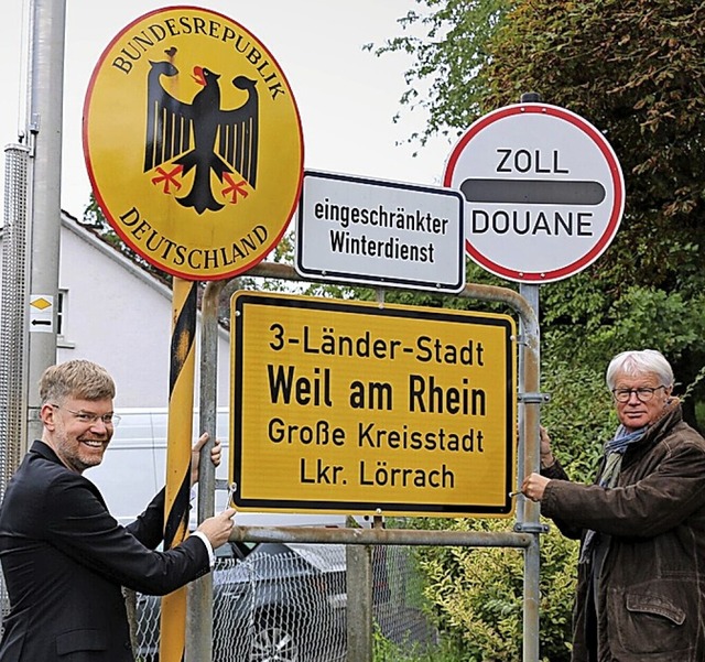 Kulturamtsleiter Peter Sprrer (links)... Rudolf Koger mit dem neuen Ortsschild  | Foto: Stadtverwaltung / Mirko Bhr