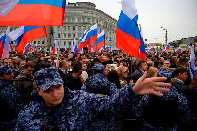 Menschen versammeln sich in Moskau anlsslich der Annexion  | Foto: NATALIA KOLESNIKOVA (AFP)