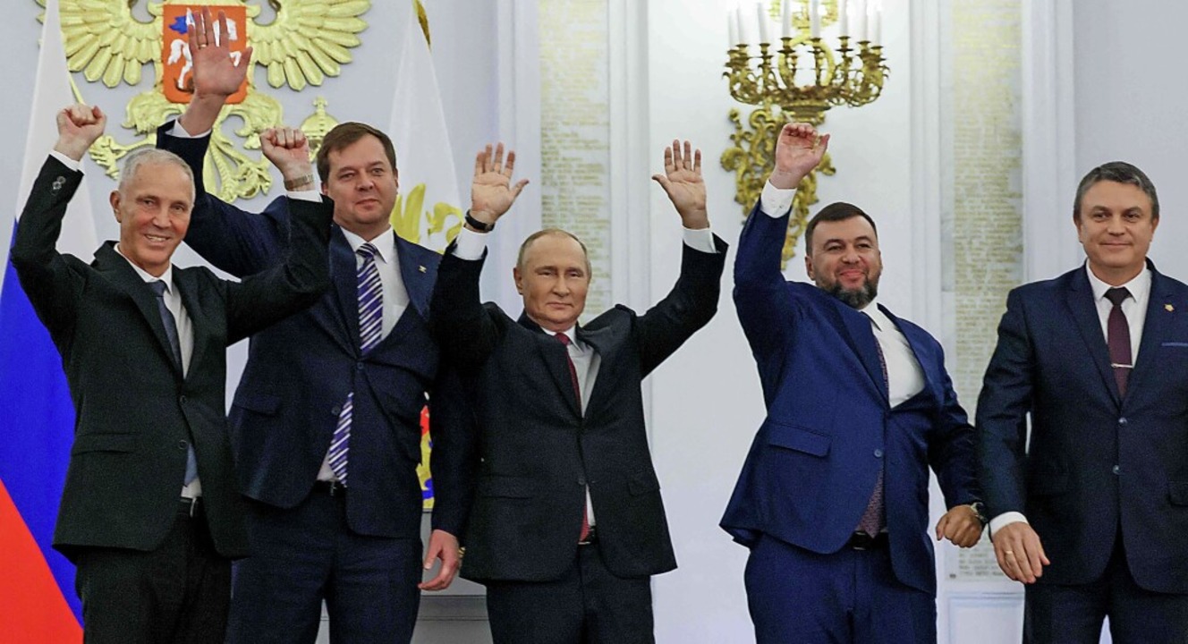 Wladimir Putin am Freitag im Kreml mit...vier von Russland annektierten Gebiete  | Foto: MIKHAIL METZEL (AFP)