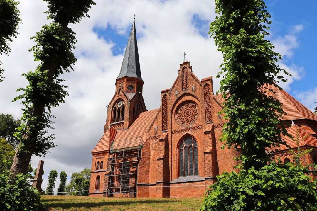 Die Backsteinkirche in Vellahn ist weithin sichtbar.  | Foto: Deike Uhtenwoldt (dpa)