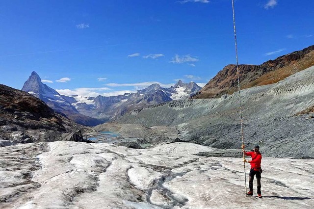 Ein Forscher misst die Dicke des Finde...-Massiv stlich von Zermatt (Schweiz).  | Foto: Matthias Huss