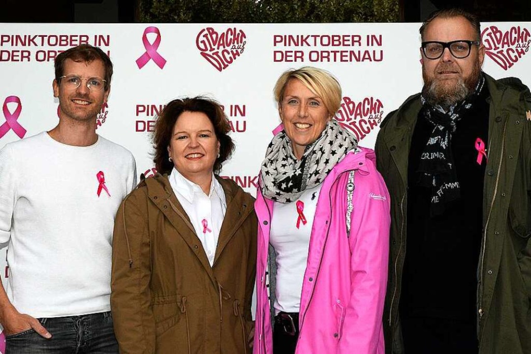 Achim Kircher (von links),  Juliane Fa...m informieren in Lahr über Brustkrebs.  | Foto: Bettina Schaller